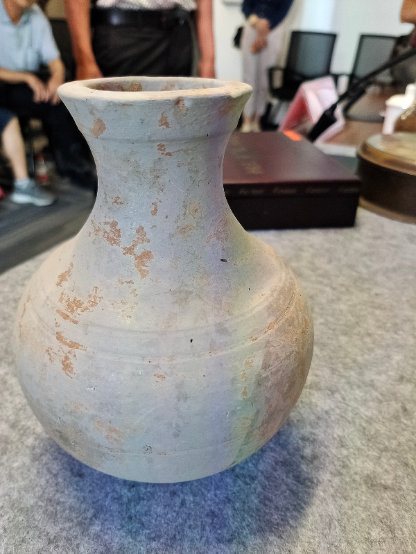 漢代-灰陶壺.jpg