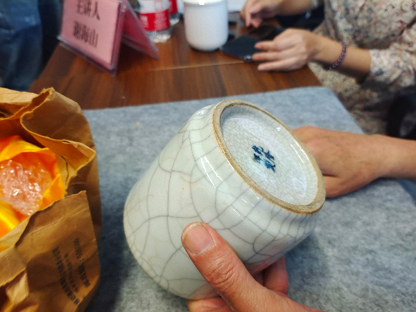 清代光緒仿乾隆哥釉瓷筒.jpg