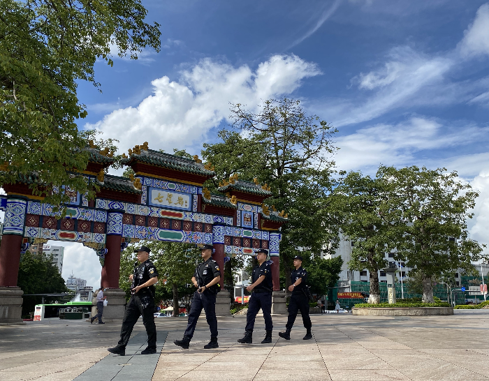 中秋節(jié)期間，肇慶端州公安從嚴(yán)從密強(qiáng)化重點(diǎn)部位巡邏防控，不斷提高見警率、管事率，增強(qiáng)震懾力、管控力，全力以赴確保社會面大局平安穩(wěn)定。（攝影：侯學(xué)婷）.jpg