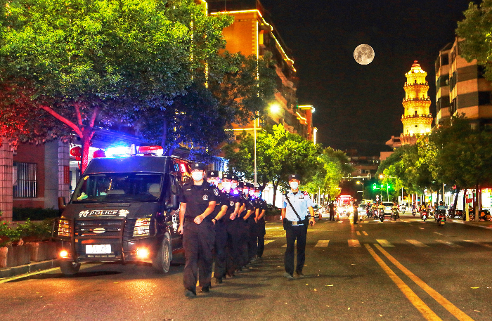 節(jié)日期間，汕頭公安執(zhí)勤民警在重點(diǎn)商圈、街區(qū)等重要場所持續(xù)開展“見警察、見警燈、見警車”行動，穿行在大街小巷中，將“平安”送至千家萬戶。（警方供圖）.jpg