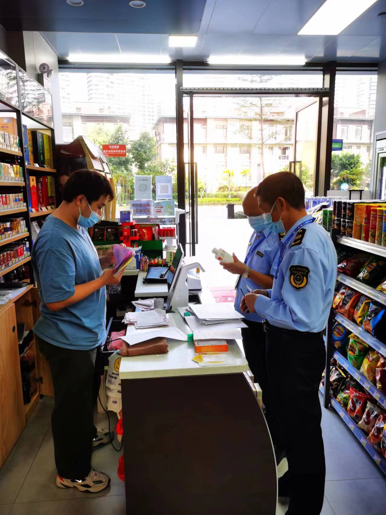 市局化妝品科聯(lián)合執(zhí)法部門開展專項整治2.jpg