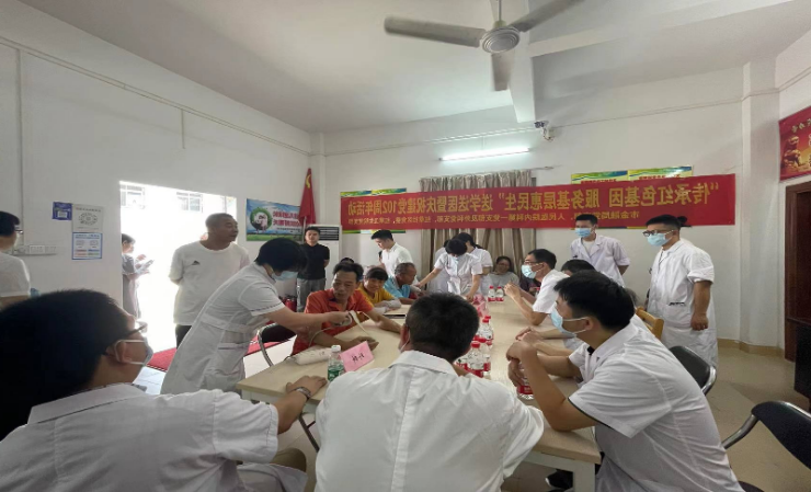傳承紅色基因服務(wù)基層惠民生----市金融局黨支部、市人民醫(yī)院內(nèi)科第一黨支部及外科黨支部聯(lián)合開展主題黨日活動(dòng)3.jpg