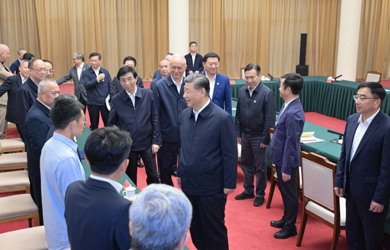 5月23日下午，中共中央總書記、國(guó)家主席、中央軍委主席習(xí)近平在山東省濟(jì)南市主持召開企業(yè)和專家座談會(huì)并發(fā)表重要講話。這是習(xí)近平同參會(huì)的企業(yè)和專家代表親切交流。