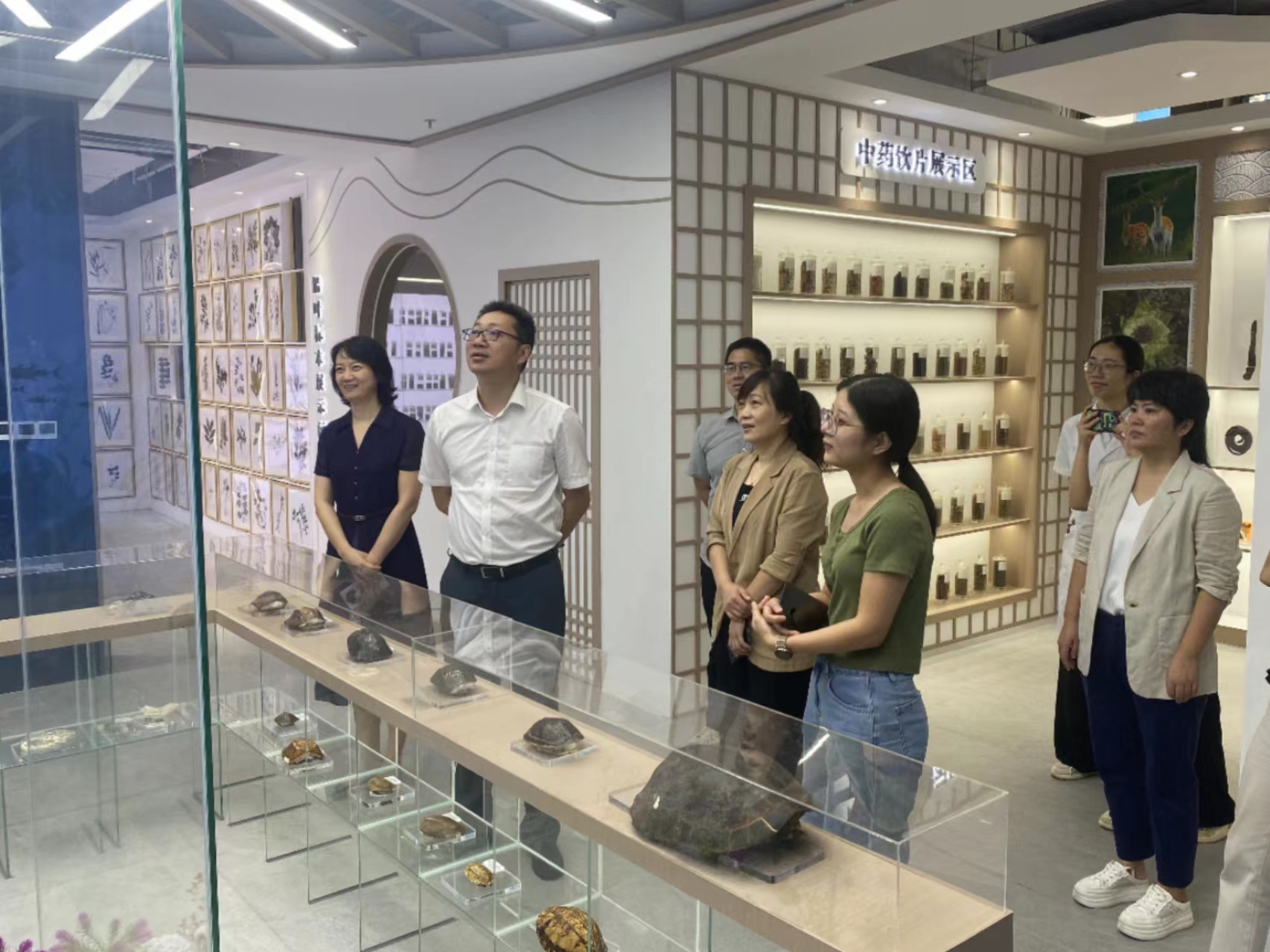 2024.7.9 深圳市藥品檢驗(yàn)研究院一行到市食藥檢所開(kāi)展走訪調(diào)研.jpg