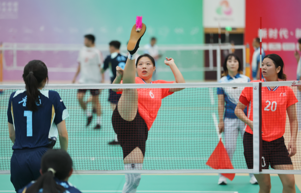 8月20日上午，十五運(yùn)會(huì)群眾比賽毽球項(xiàng)目決賽現(xiàn)場(chǎng)，廣東甲組女隊(duì) VS 香港甲組女隊(duì)。肇慶市融媒體中心記者 劉春林 攝