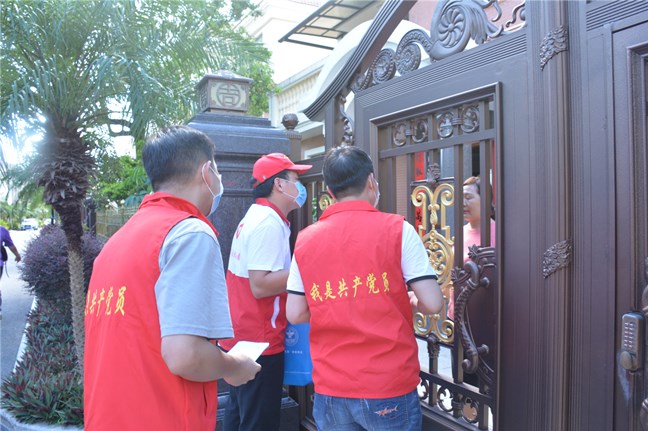 黨員志愿者向社區(qū)居民宣傳1_副本.jpg