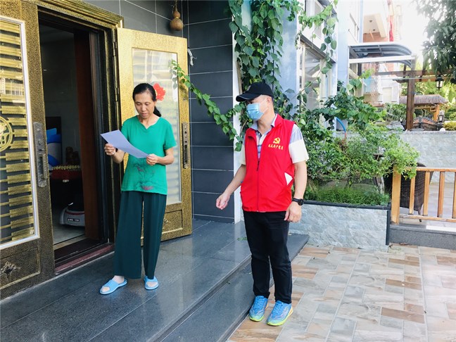 黨員志愿者向社區(qū)居民宣傳2_副本.jpg