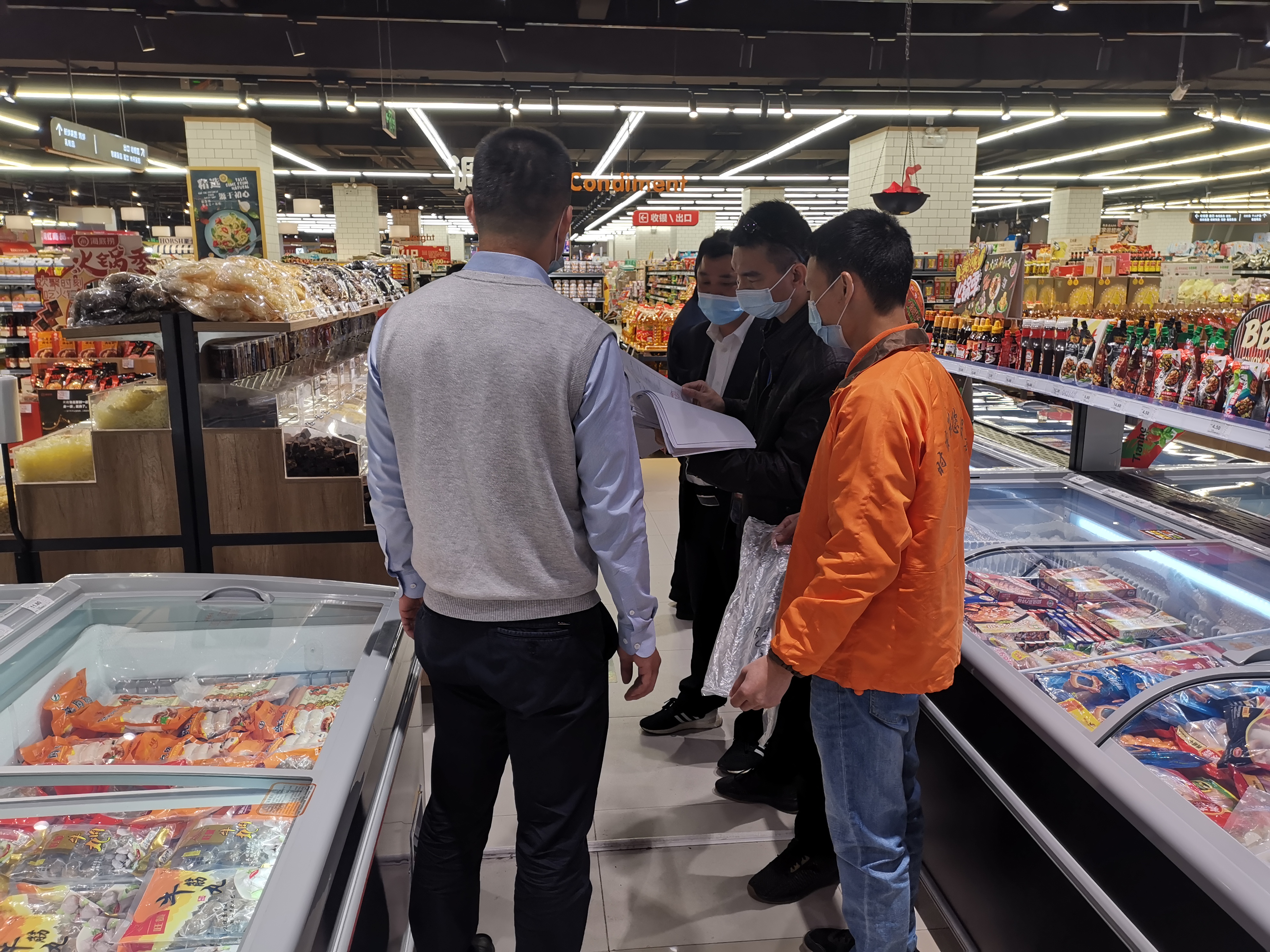 汕尾市農(nóng)貿(mào)市場(chǎng)疫情防控專班開展全市進(jìn)口冷鏈?zhǔn)称芬咔榉揽毓ぷ鞫讲槎綄?dǎo).jpg