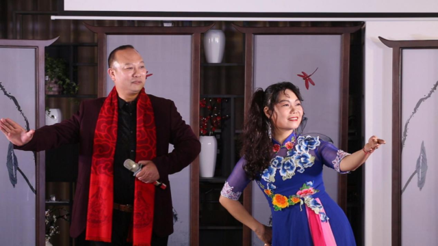 名家呂維平和戲迷葉麗貞聯(lián)演西秦戲經(jīng)典曲目《巡江南》。