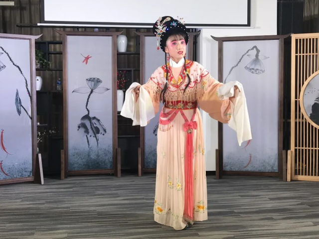 正字戲名旦鐘曉琳表演《三女搶板》選段。