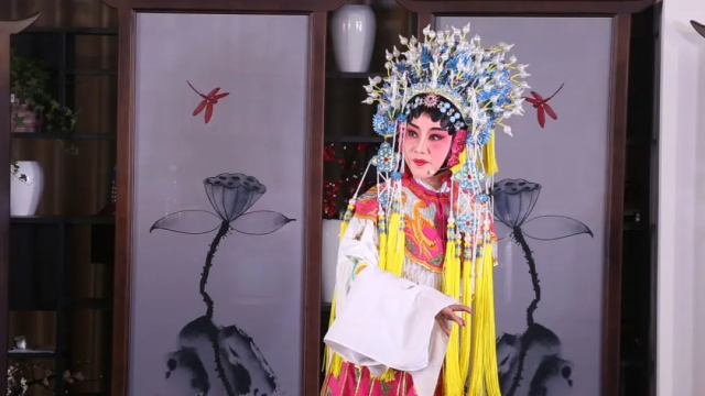 西秦戲市級(jí)代表性傳承人陳美珍演唱西秦戲《彩樓擇偶》選段。