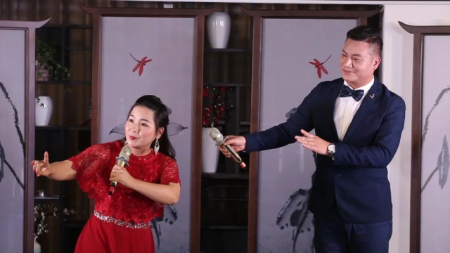 戲迷張惠紅、黃鋼華表演正字戲經(jīng)典劇目《百花贈(zèng)劍》選段。
