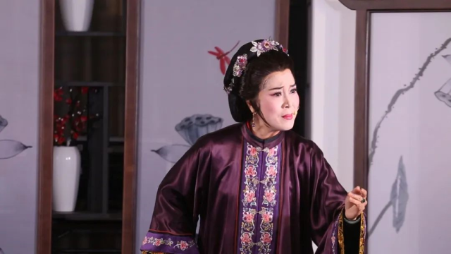 白字戲國(guó)家級(jí)代表性傳承人鐘靜潔表演白字戲《彭湃之母》選段《聽(tīng)言來(lái)心震顫》。