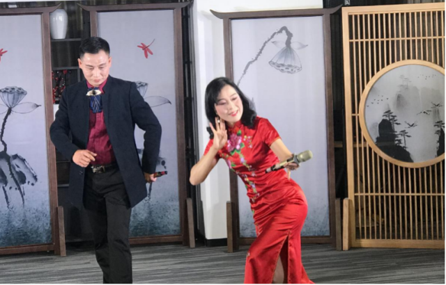 名旦鐘靜潔與戲迷劉德忠聯(lián)演白字戲經(jīng)典唱段《花園定情》。